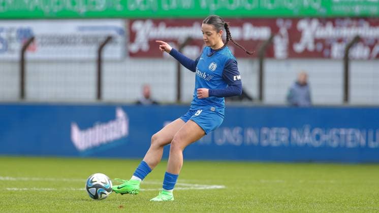 v.li.: Selma Licina (SV Meppen, 18) am Ball, Freisteller, Einzelbild, Ganzkörper, Aktion, Action, Spielszene, DIE DFB-RICHTLINIEN UNTERSAGEN JEGLICHE NUTZUNG VON FOTOS ALS SEQUENZBILDER UND ODER VIDEOÄHNLICHE FOTOSTRECKEN. DFB REGULATIONS PROHIBIT ANY USE OF PHOTOGRAPHS AS IMAGE SEQUENCES AND OR QUASI-VIDEO., 17.03.2024, Meppen (Deutschland), Fussball, 2. Frauen-Bundesliga, SV Meppen - FC Ingolstadt 04