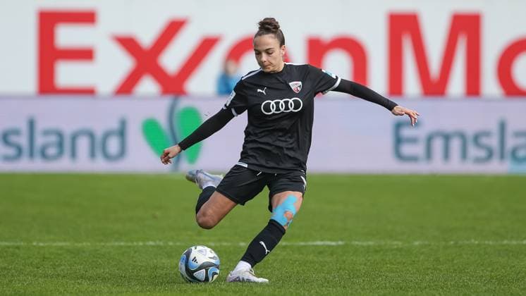 v.li.: Katharina Krist (FC Ingolstadt 04, 14) am Ball, Freisteller, Einzelbild, Ganzkörper, Aktion, Action, Spielszene, DIE DFB-RICHTLINIEN UNTERSAGEN JEGLICHE NUTZUNG VON FOTOS ALS SEQUENZBILDER UND ODER VIDEOÄHNLICHE FOTOSTRECKEN. DFB REGULATIONS PROHIBIT ANY USE OF PHOTOGRAPHS AS IMAGE SEQUENCES AND OR QUASI-VIDEO., 17.03.2024, Meppen (Deutschland), Fussball, 2. Frauen-Bundesliga, SV Meppen - FC Ingolstadt 04