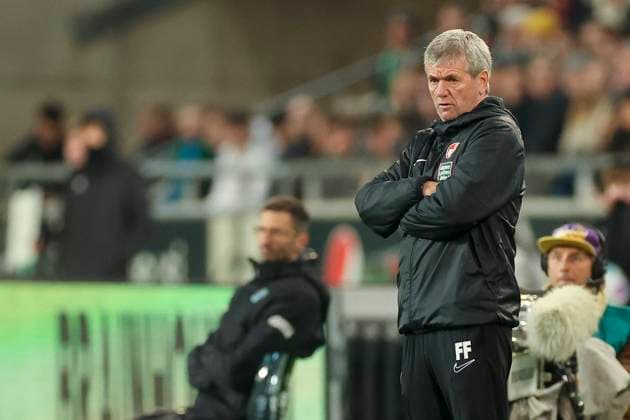 Trainer Friedhelm Funkel (1. FC Kaiserslautern) schaut, 2. Bundesliga, Hannover 96 vs 1. FC Kaiserslautern, HDI-Arena, 16.03.2024, Hannover, Deutschland.