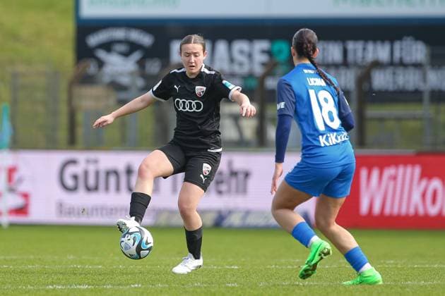 v.li.: Katharina Reikersdorfer (FC Ingolstadt 04, 20) und Selma Licina (SV Meppen, 18) im Zweikampf, Duell, Dynamik, Aktion, Action, Spielszene, DIE DFB-RICHTLINIEN UNTERSAGEN JEGLICHE NUTZUNG VON FOTOS ALS SEQUENZBILDER UND ODER VIDEOÄHNLICHE FOTOSTRECKEN. DFB REGULATIONS PROHIBIT ANY USE OF PHOTOGRAPHS AS IMAGE SEQUENCES AND OR QUASI-VIDEO., 17.03.2024, Meppen (Deutschland), Fussball, 2. Frauen-Bundesliga, SV Meppen - FC Ingolstadt 04