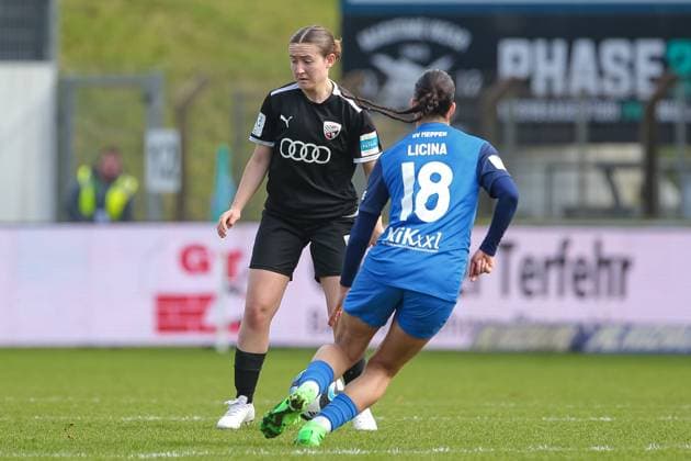 v.li.: Katharina Reikersdorfer (FC Ingolstadt 04, 20) und Selma Licina (SV Meppen, 18) im Zweikampf, Duell, Dynamik, Aktion, Action, Spielszene, DIE DFB-RICHTLINIEN UNTERSAGEN JEGLICHE NUTZUNG VON FOTOS ALS SEQUENZBILDER UND ODER VIDEOÄHNLICHE FOTOSTRECKEN. DFB REGULATIONS PROHIBIT ANY USE OF PHOTOGRAPHS AS IMAGE SEQUENCES AND OR QUASI-VIDEO., 17.03.2024, Meppen (Deutschland), Fussball, 2. Frauen-Bundesliga, SV Meppen - FC Ingolstadt 04