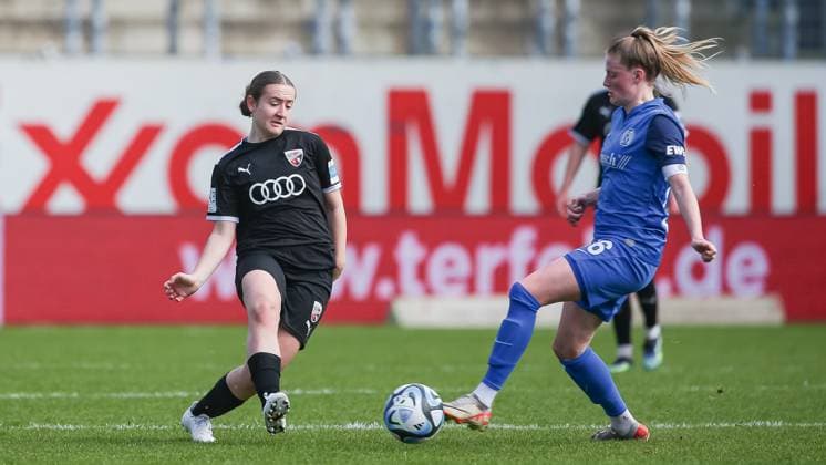v.li.: Katharina Reikersdorfer (FC Ingolstadt 04, 20) und Sarah Schulte (SV Meppen, 16) im Zweikampf, Duell, Dynamik, Aktion, Action, Spielszene, DIE DFB-RICHTLINIEN UNTERSAGEN JEGLICHE NUTZUNG VON FOTOS ALS SEQUENZBILDER UND ODER VIDEOÄHNLICHE FOTOSTRECKEN. DFB REGULATIONS PROHIBIT ANY USE OF PHOTOGRAPHS AS IMAGE SEQUENCES AND OR QUASI-VIDEO., 17.03.2024, Meppen (Deutschland), Fussball, 2. Frauen-Bundesliga, SV Meppen - FC Ingolstadt 04