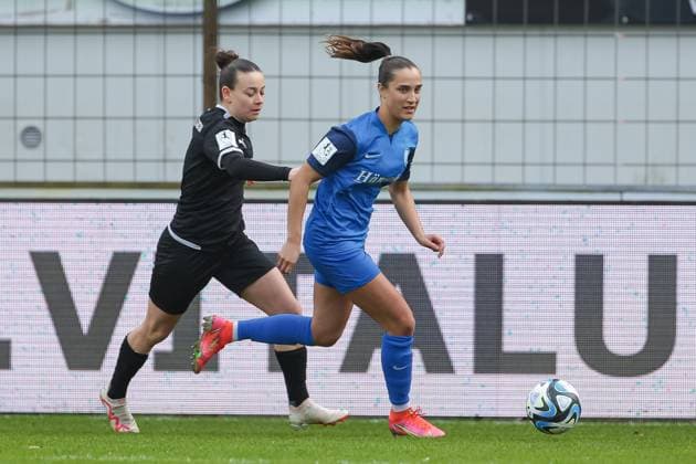 v.li.: Paula Vidovic (FC Ingolstadt 04, 11) und Jeske Steenwijk (SV Meppen, 2) im Zweikampf, Duell, Dynamik, Aktion, Action, Spielszene, DIE DFB-RICHTLINIEN UNTERSAGEN JEGLICHE NUTZUNG VON FOTOS ALS SEQUENZBILDER UND ODER VIDEOÄHNLICHE FOTOSTRECKEN. DFB REGULATIONS PROHIBIT ANY USE OF PHOTOGRAPHS AS IMAGE SEQUENCES AND OR QUASI-VIDEO., 17.03.2024, Meppen (Deutschland), Fussball, 2. Frauen-Bundesliga, SV Meppen - FC Ingolstadt 04