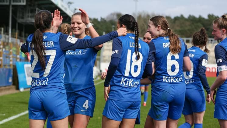 v.li.: Spielerinnen vom SV Meppen mit Torjubel, Jubel, jubeln, jubelt, optimistisch, Spielszene, Highlight, Freude über das Tor zum 2:0, DIE DFB-RICHTLINIEN UNTERSAGEN JEGLICHE NUTZUNG VON FOTOS ALS SEQUENZBILDER UND ODER VIDEOÄHNLICHE FOTOSTRECKEN. DFB REGULATIONS PROHIBIT ANY USE OF PHOTOGRAPHS AS IMAGE SEQUENCES AND OR QUASI-VIDEO., 17.03.2024, Meppen (Deutschland), Fussball, 2. Frauen-Bundesliga, SV Meppen - FC Ingolstadt 04