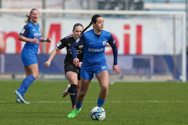 v.li.: Selma Licina (SV Meppen, 18) am Ball, Einzelbild, Ganzkörper, Aktion, Action, Spielszene, DIE DFB-RICHTLINIEN UNTERSAGEN JEGLICHE NUTZUNG VON FOTOS ALS SEQUENZBILDER UND ODER VIDEOÄHNLICHE FOTOSTRECKEN. DFB REGULATIONS PROHIBIT ANY USE OF PHOTOGRAPHS AS IMAGE SEQUENCES AND OR QUASI-VIDEO., 17.03.2024, Meppen (Deutschland), Fussball, 2. Frauen-Bundesliga, SV Meppen - FC Ingolstadt 04