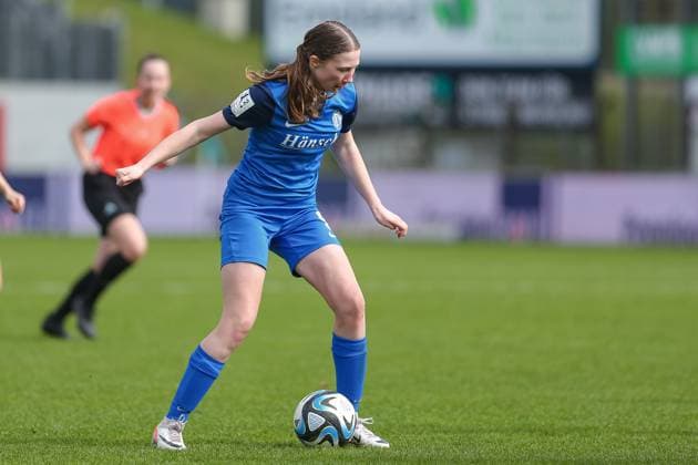 v.li.: Laura Bröring (SV Meppen, 6) am Ball, Einzelbild, Ganzkörper, Aktion, Action, Spielszene, DIE DFB-RICHTLINIEN UNTERSAGEN JEGLICHE NUTZUNG VON FOTOS ALS SEQUENZBILDER UND ODER VIDEOÄHNLICHE FOTOSTRECKEN. DFB REGULATIONS PROHIBIT ANY USE OF PHOTOGRAPHS AS IMAGE SEQUENCES AND OR QUASI-VIDEO., 17.03.2024, Meppen (Deutschland), Fussball, 2. Frauen-Bundesliga, SV Meppen - FC Ingolstadt 04