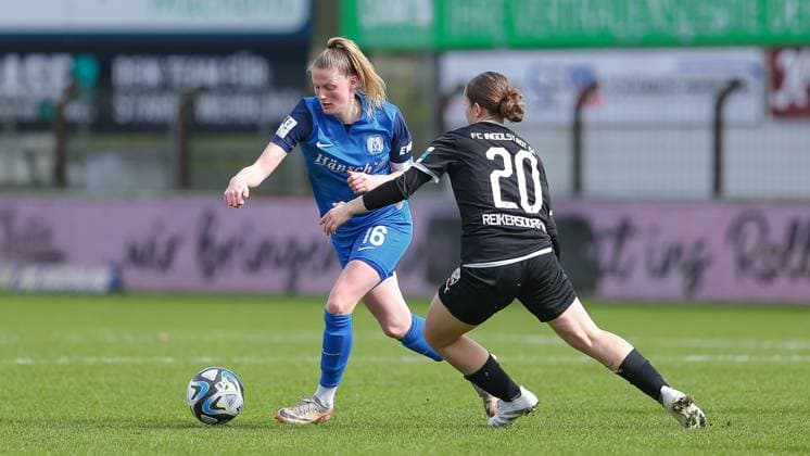 v.li.: Sarah Schulte (SV Meppen, 16) und Katharina Reikersdorfer (FC Ingolstadt 04, 20) im Zweikampf, Duell, Dynamik, Aktion, Action, Spielszene, DIE DFB-RICHTLINIEN UNTERSAGEN JEGLICHE NUTZUNG VON FOTOS ALS SEQUENZBILDER UND ODER VIDEOÄHNLICHE FOTOSTRECKEN. DFB REGULATIONS PROHIBIT ANY USE OF PHOTOGRAPHS AS IMAGE SEQUENCES AND OR QUASI-VIDEO., 17.03.2024, Meppen (Deutschland), Fussball, 2. Frauen-Bundesliga, SV Meppen - FC Ingolstadt 04
