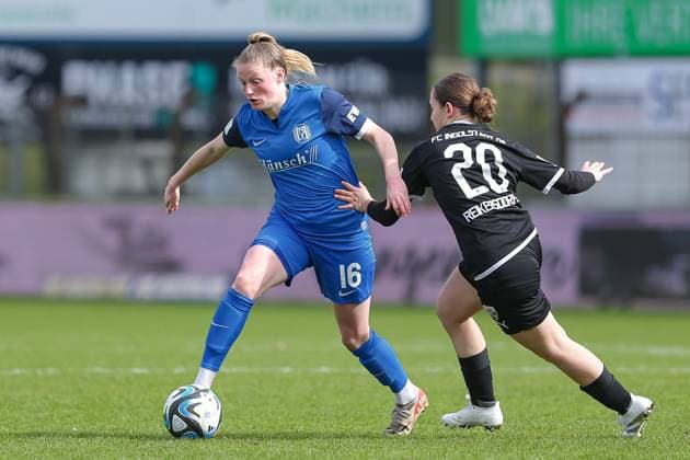 v.li.: Sarah Schulte (SV Meppen, 16) und Katharina Reikersdorfer (FC Ingolstadt 04, 20) im Zweikampf, Duell, Dynamik, Aktion, Action, Spielszene, DIE DFB-RICHTLINIEN UNTERSAGEN JEGLICHE NUTZUNG VON FOTOS ALS SEQUENZBILDER UND ODER VIDEOÄHNLICHE FOTOSTRECKEN. DFB REGULATIONS PROHIBIT ANY USE OF PHOTOGRAPHS AS IMAGE SEQUENCES AND OR QUASI-VIDEO., 17.03.2024, Meppen (Deutschland), Fussball, 2. Frauen-Bundesliga, SV Meppen - FC Ingolstadt 04
