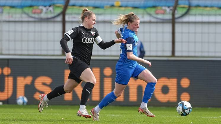v.li.: Lisa Ebert (FC Ingolstadt 04, 10) und Sarah Schulte (SV Meppen, 16) im Laufduell, Zweikampf, Duell, Dynamik, Aktion, Action, Spielszene, DIE DFB-RICHTLINIEN UNTERSAGEN JEGLICHE NUTZUNG VON FOTOS ALS SEQUENZBILDER UND ODER VIDEOÄHNLICHE FOTOSTRECKEN. DFB REGULATIONS PROHIBIT ANY USE OF PHOTOGRAPHS AS IMAGE SEQUENCES AND OR QUASI-VIDEO., 17.03.2024, Meppen (Deutschland), Fussball, 2. Frauen-Bundesliga, SV Meppen - FC Ingolstadt 04