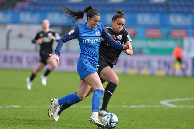 v.li.: Vildan Kardesler (SV Meppen, 27) und Samantha Stiglmair (FC Ingolstadt 04, 27) im Zweikampf, Duell, Dynamik, Aktion, Action, Spielszene, DIE DFB-RICHTLINIEN UNTERSAGEN JEGLICHE NUTZUNG VON FOTOS ALS SEQUENZBILDER UND ODER VIDEOÄHNLICHE FOTOSTRECKEN. DFB REGULATIONS PROHIBIT ANY USE OF PHOTOGRAPHS AS IMAGE SEQUENCES AND OR QUASI-VIDEO., 17.03.2024, Meppen (Deutschland), Fussball, 2. Frauen-Bundesliga, SV Meppen - FC Ingolstadt 04