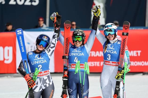 Bilder des Jahres 2024, Sport 03 März Sport Themen der Woche KW11 Sport Bilder des Tages ALPINE SKIING - FIS WC Final Saalbach SAALBACH,AUSTRIA,17.MAR.24 - ALPINE SKIING - FIS World Cup Final, giant slalom, ladies. Image shows the rejoicing of Alice Robinson (NZL), Federica Brignone (ITA) and Thea Louise Stjernesund (NOR).  GEPAxpictures xWolfgangxGrebien