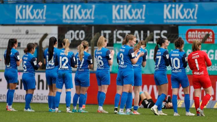 17.03.2024, Hänsch-Arena, Meppen, GER, Fußball, Fußball, 2. Bundesliga, Frauen: SV Meppen vs FC Ingolstadt, Applaus für die Zuschauer von dem Meppener Spielerinnen DFL REGULATIONS PROHIBIT ANY USE OF PHOTOGRAPHS AS IMAGE SEQUENCES AND OR QUASI-VIDEO. Meppen Niedersachsen Germany Hänsch-Arena