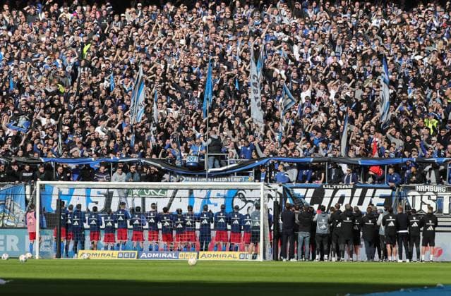 Sport Bilder des Tages GER, 2. Liga, Hamburger SV vs. SV Wehen Wiesbaden 17.03.2024, Volksparkstadion, Hamburg, GER, 2. Liga, Hamburger SV vs. SV Wehen Wiesbaden im Bild picture shows Vor dem Spiel. die Maanschaft des Hamburger SV stellt sich den Fans