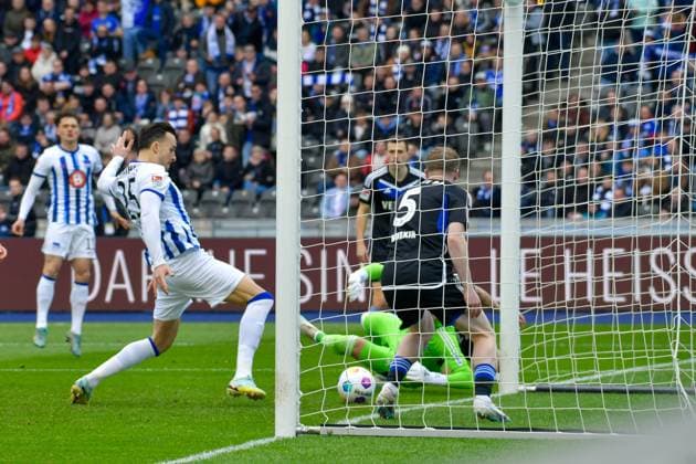 Sport Bilder des Tages Fussball 2. Bundesliga, Hertha BSC - FC Schalke 04 17.03.2024, xdanx, Fussball 2. Bundesliga, Hertha BSC - FC Schalke 04, v.l. Jubel nach dem 1:0 durch Haris Tabakovic (Hertha BSC 25) (DFL DFB REGULATIONS PROHIBIT ANY USE OF PHOTOGRAPHS as IMAGE SEQUENCES and or QUASI-VIDEO) Foto: Daniel Lakomski Mix1 Berlin Olympiastadion Berlin Berlin Deutschland (DE)