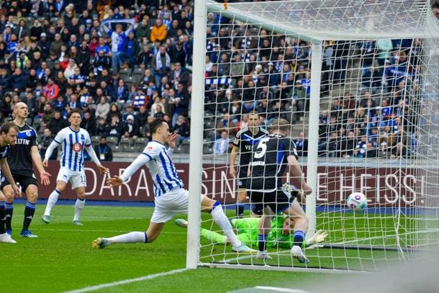 Fussball 2. Bundesliga, Hertha BSC - FC Schalke 04 17.03.2024, xdanx, Fussball 2. Bundesliga, Hertha BSC - FC Schalke 04, v.l. Jubel nach dem 1:0 durch Haris Tabakovic (Hertha BSC 25), (DFL DFB REGULATIONS PROHIBIT ANY USE OF PHOTOGRAPHS as IMAGE SEQUENCES and or QUASI-VIDEO) Foto: Daniel Lakomski Mix1 Berlin Olympiastadion Berlin Berlin Deutschland (DE)