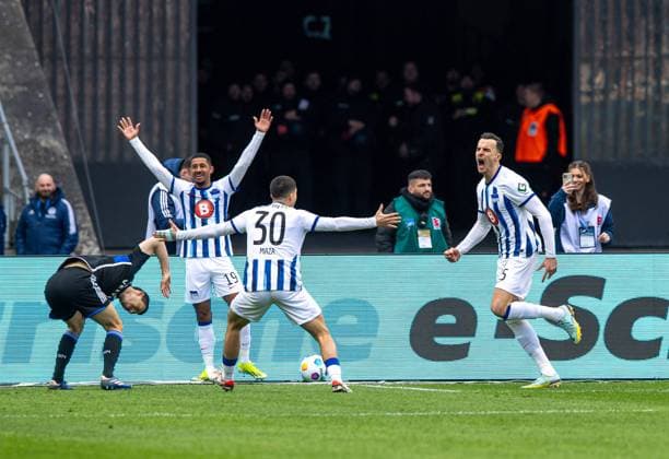 Fussball, Herren, Saison 2023 2024, 2. Bundesliga (26. Spieltag), Hertha BSC - FC Schalke 04, v. l. Ron Schallenberg (Schalke 04), Jeremy Dudziak (Hertha BSC), Ibrahim Maza (Hertha BSC), Haris Tabakovic (Hertha BSC), Jubel nach Tor zum 1:0, 17.03.2024,