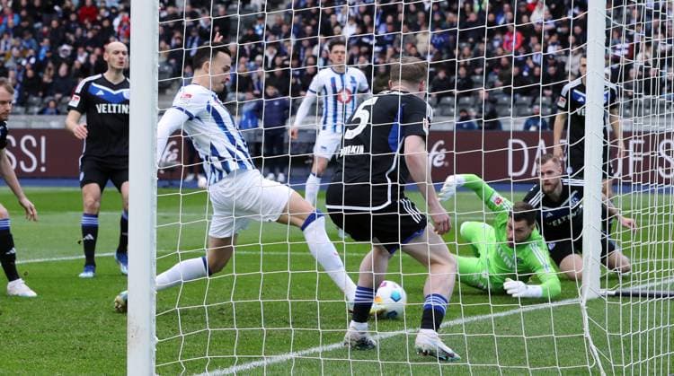 Haris Tabakovic erzielt das Tor zum 1:0 gegen Torwart Marius Müller Fußball Fussball DFL 2.Bundesliga Herren 26.Spieltag Saison 2023 2024 17.03.2024 Hertha BSC Berlin vs. FC Schalke 04 DFL regulations prohibit any use of photographs as image sequences and or quasi-video