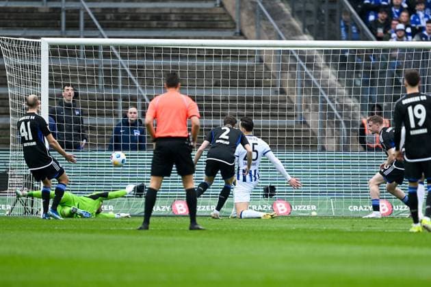 2. Bundesliga - Hertha BSC Berlin - FC Schalke 04 am 17.03.2024 im Olympiastadion in Berlin Tor zum 1:0. Torschuetze Torschütze Haris Tabakovic (Hertha BSC Berlin) mit dem Treffer zum 1:0.