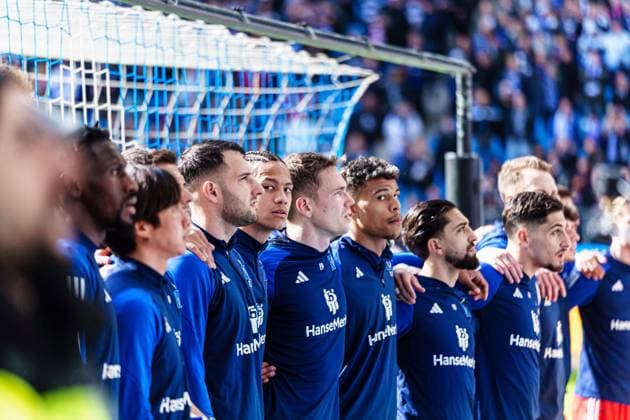Spieler Hamburger SV stehen vor Spielbeginn vor den Fans GER, Hamburger SV vs. SV Wehen Wiesbaden, Fussball, 2. Bundesliga, Spieltag 26, Saison 2023 2024, 17.03.2024 DFL REGULATIONS PROHIBIT ANY USE OF PHOTOGRAPHS AS IMAGE SEQUENCES AND OR QUASI-VIDEO GER, Hamburger SV vs. SV Wehen Wiesbaden, Fussball, 2. Bundesliga, Spieltag 26, Saison 2023 2024, 17.03.2024 Hamburg