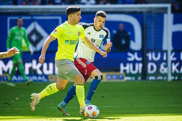 Sport Bilder des Tages Robin Heusser (SV Wehen Wiesbaden, 07), Laszlo Benes (Hamburger SV, 08) GER, Hamburger SV vs. SV Wehen Wiesbaden, Fussball, 2. Bundesliga, Spieltag 26, Saison 2023 2024, 17.03.2024 DFL REGULATIONS PROHIBIT ANY USE OF PHOTOGRAPHS AS IMAGE SEQUENCES AND OR QUASI-VIDEO GER, Hamburger SV vs. SV Wehen Wiesbaden, Fussball, 2. Bundesliga, Spieltag 26, Saison 2023 2024, 17.03.2024 Hamburg