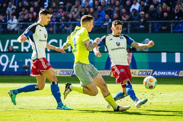 Dennis Hadzikadunic (Hamburger SV, 05), Sascha Mockenhaupt (SV Wehen Wiesbaden, 04), Ludovit Reis (Hamburger SV, 14) GER, Hamburger SV vs. SV Wehen Wiesbaden, Fussball, 2. Bundesliga, Spieltag 26, Saison 2023 2024, 17.03.2024 DFL REGULATIONS PROHIBIT ANY USE OF PHOTOGRAPHS AS IMAGE SEQUENCES AND OR QUASI-VIDEO GER, Hamburger SV vs. SV Wehen Wiesbaden, Fussball, 2. Bundesliga, Spieltag 26, Saison 2023 2024, 17.03.2024 Hamburg