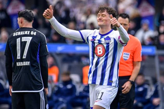 Fussball 2. Bundesliga, Hertha BSC - FC Schalke 04 17.03.2024, xdanx, Fussball 2. Bundesliga, Hertha BSC - FC Schalke 04, v.l. Yusuf Kabadayi (FC Schalke 04 17),Fabian Reese (Hertha BSC 11),gibt Anweisungen, gestikuliert mit den Armen, gesticulate, gives instructions (DFL DFB REGULATIONS PROHIBIT ANY USE OF PHOTOGRAPHS as IMAGE SEQUENCES and or QUASI-VIDEO) Foto: Daniel Lakomski Mix1 Berlin Olympiastadion Berlin Berlin Deutschland (DE)