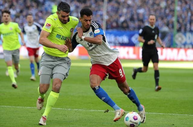 GER, 2. Liga, Hamburger SV vs. SV Wehen Wiesbaden 17.03.2024, Volksparkstadion, Hamburg, GER, 2. Liga, Hamburger SV vs. SV Wehen Wiesbaden im Bild picture shows Sascha Mockenhaupt (SV Wehen Wiesbaden 04) im Zweikampf gegen Robert Glatzel (Hamburger SV 09)