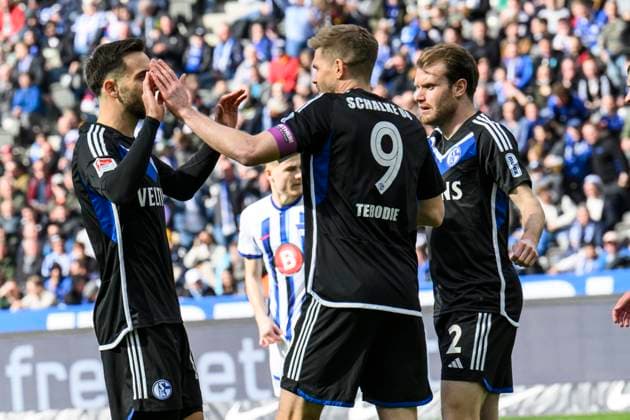 v.l. Kenan Karaman ( Schalke 04, 19), Simon Terodde ( Schalke 04, 09), Thomas Ouwejan ( Schalke 04, 02), Tor, Treffer, Jubel, Torjubel, Freude, Begeisterung, nach 1:1, Hertha BSC - FC Schalke 04, 2. Bundesliga, Fussball, DFB, Spielzeit 2023 2024, 26. Spieltag, Olympia - Stadion Berlin, DFB DFL REGULATIONS PROHIBIT ANY USE OF PHOTOGRAPHS AS IMAGE SEQUENCES AND OR QUASI-VIDEO, 17.03. 2024,