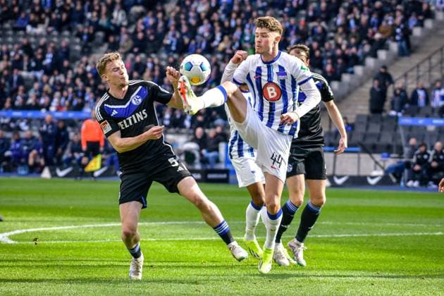 Fussball 2. Bundesliga, Hertha BSC - FC Schalke 04 17.03.2024, xdanx, Fussball 2. Bundesliga, Hertha BSC - FC Schalke 04, v.l. Derry John Murkin (FC Schalke 04 5),Linus Gechter (Hertha BSC 44),Zweikampf, Duell, Kampf, tackle (DFL DFB REGULATIONS PROHIBIT ANY USE OF PHOTOGRAPHS as IMAGE SEQUENCES and or QUASI-VIDEO) Foto: Daniel Lakomski Mix1 Berlin Olympiastadion Berlin Berlin Deutschland (DE)