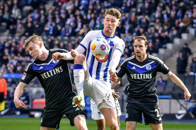 Fussball 2. Bundesliga, Hertha BSC - FC Schalke 04 17.03.2024, xdanx, Fussball 2. Bundesliga, Hertha BSC - FC Schalke 04, v.l. Derry John Murkin (FC Schalke 04 5),Linus Gechter (Hertha BSC 44),Thomas Ouwejan (FC Schalke 04 2),Zweikampf, Duell, Kampf, tackle (DFL DFB REGULATIONS PROHIBIT ANY USE OF PHOTOGRAPHS as IMAGE SEQUENCES and or QUASI-VIDEO) Foto: Daniel Lakomski Mix1 Berlin Olympiastadion Berlin Berlin Deutschland (DE)