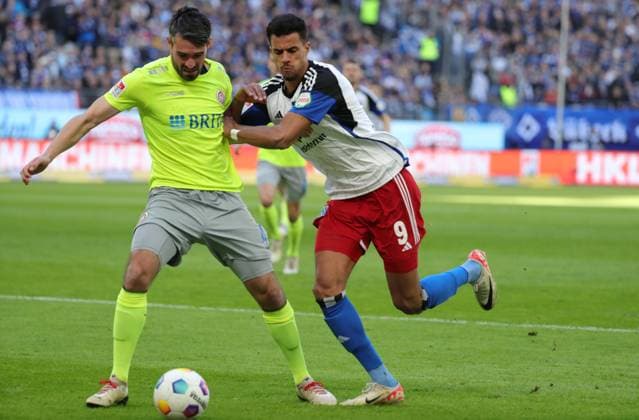 GER, 2. Liga, Hamburger SV vs. SV Wehen Wiesbaden 17.03.2024, Volksparkstadion, Hamburg, GER, 2. Liga, Hamburger SV vs. SV Wehen Wiesbaden im Bild picture shows Sascha Mockenhaupt (SV Wehen Wiesbaden 04) im Zweikampf gegen Robert Glatzel (Hamburger SV 09)