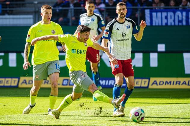 Torschuss Torchance Robin Heusser (SV Wehen Wiesbaden, 07) GER, Hamburger SV vs. SV Wehen Wiesbaden, Fussball, 2. Bundesliga, Spieltag 26, Saison 2023 2024, 17.03.2024 DFL REGULATIONS PROHIBIT ANY USE OF PHOTOGRAPHS AS IMAGE SEQUENCES AND OR QUASI-VIDEO GER, Hamburger SV vs. SV Wehen Wiesbaden, Fussball, 2. Bundesliga, Spieltag 26, Saison 2023 2024, 17.03.2024 Hamburg
