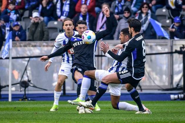 Fussball 2. Bundesliga, Hertha BSC - FC Schalke 04 17.03.2024, xdanx, Fussball 2. Bundesliga, Hertha BSC - FC Schalke 04, v.l. Michal Karbownik (Hertha BSC 6),Simon Terodde (FC Schalke 04 9),Jeremy Dudziak (Hertha BSC 19),Danny Latza (FC Schalke 04 8),Zweikampf, Duell, Kampf, tackle (DFL DFB REGULATIONS PROHIBIT ANY USE OF PHOTOGRAPHS as IMAGE SEQUENCES and or QUASI-VIDEO) Foto: Daniel Lakomski Mix1 Berlin Olympiastadion Berlin Berlin Deutschland (DE)