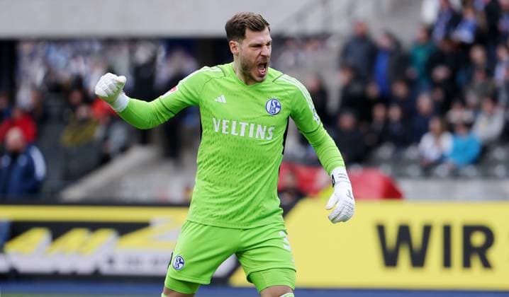 Torwart Marius Müller jubelt nach 1:1 Ausgleich Freude Emotion Jubel Fußball Fussball DFL 2.Bundesliga Herren 26.Spieltag Saison 2023 2024 17.03.2024 Hertha BSC Berlin vs. FC Schalke 04 DFL regulations prohibit any use of photographs as image sequences and or quasi-video