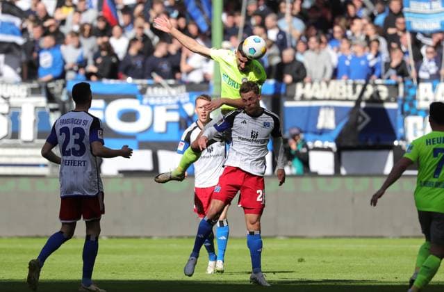GER, 2. Liga, Hamburger SV vs. SV Wehen Wiesbaden 17.03.2024, Volksparkstadion, Hamburg, GER, 2. Liga, Hamburger SV vs. SV Wehen Wiesbaden im Bild picture shows Zweikampf Kopfball. Kopfballduell zwischen Ivan Prtajin (SV Wehen Wiesbaden 18) und Miro Muheim (Hamburger SV 28)