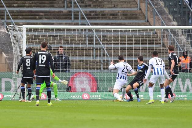 17.03.2024, xtgx, Fussball 2. Bundesliga, Hertha BSC - FC Schalke 04 emspor, v.l. Haris Tabakovic (Hertha, 25) schiesst Tor, Torschuetze, erzielt Tor, Treffer, scores the goal 2:1 (DFL DFB REGULATIONS PROHIBIT ANY USE OF PHOTOGRAPHS as IMAGE SEQUENCES and or QUASI-VIDEO) Berlin