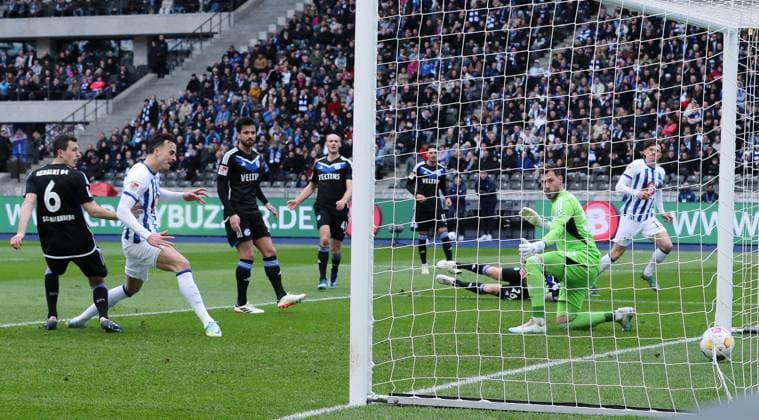 Haris Tabakovic erzielt das Tor zum 2:1 gegen Torwart Marius Müller Fußball Fussball DFL 2.Bundesliga Herren 26.Spieltag Saison 2023 2024 17.03.2024 Hertha BSC Berlin vs. FC Schalke 04 DFL regulations prohibit any use of photographs as image sequences and or quasi-video