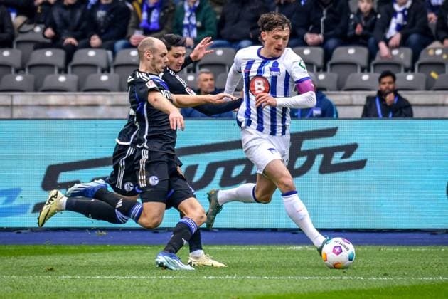 Fussball 2. Bundesliga, Hertha BSC - FC Schalke 04 17.03.2024, xdanx, Fussball 2. Bundesliga, Hertha BSC - FC Schalke 04, v.l. Henning Matriciani (FC Schalke 04 41),Yusuf Kabadayi (FC Schalke 04 17),Fabian Reese (Hertha BSC 11),Zweikampf, Duell, Kampf, tackle (DFL DFB REGULATIONS PROHIBIT ANY USE OF PHOTOGRAPHS as IMAGE SEQUENCES and or QUASI-VIDEO) Foto: Daniel Lakomski Mix1 Berlin Olympiastadion Berlin Berlin Deutschland (DE)