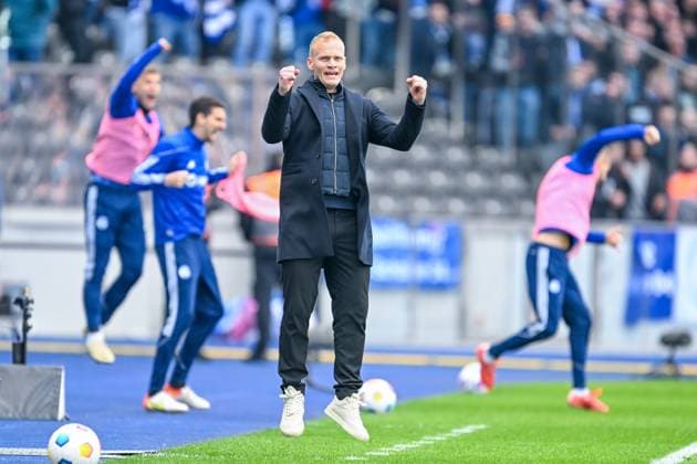 2. Bundesliga - Hertha BSC Berlin - FC Schalke 04 am 17.03.2024 im Olympiastadion in Berlin Trainer Karel Geraerts (FC Schalke 04) jubelt nach dem Tor zum 2:2.