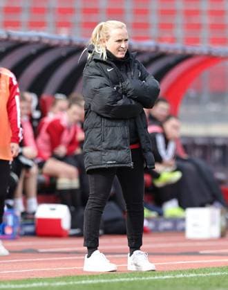 17.03.2024 - Fussball - Saison 2023 2024 - 1. Frauen - Fussball - Bundesliga - 16. Spieltag: 1. FC Nürnberg FCN ( Club ) - SC Freiburg - Sportfoto Zink DaMa - xdaxmax - Theresa Merk ( Trainerin , SC Freiburg ) nachdenklich