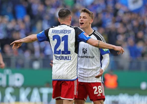 2.Liga Saison 2023-2024 26.Spieltag 17.03.2024 Hamburger SV - SV Wehen Wiesbaden im Volksparkstadion 1 - 0 Torjubel v.l.: Levin Oeztunali (Hamburger SV), Torschuetze Miro Muheim (Hamburger SV) DFL REGULATIONS PROHIBIT ANY USE OF PHOTOGRAPHS AS IMAGE SEQUENCES AND OR QUASI-VIDEO