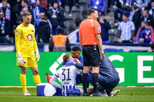 Fussball 2. Bundesliga, Hertha BSC - FC Schalke 04 17.03.2024, xdanx, Fussball 2. Bundesliga, Hertha BSC - FC Schalke 04, v.l. Marius Gersbeck (Hertha BSC 35),Marton Dardai (Hertha BSC 31),wird behandelt (DFL DFB REGULATIONS PROHIBIT ANY USE OF PHOTOGRAPHS as IMAGE SEQUENCES and or QUASI-VIDEO) Foto: Daniel Lakomski Mix1 Berlin Olympiastadion Berlin Berlin Deutschland (DE)