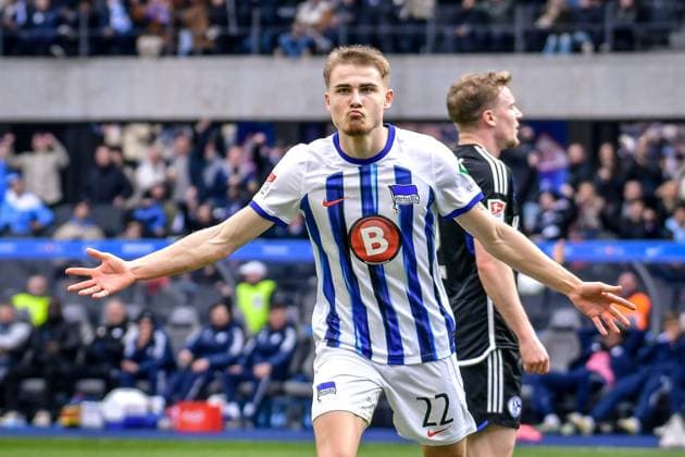 Fussball 2. Bundesliga, Hertha BSC - FC Schalke 04 17.03.2024, xdanx, Fussball 2. Bundesliga, Hertha BSC - FC Schalke 04, v.l. Marten Winkler (Hertha BSC 22),Jubel nach dem 3:2 (DFL DFB REGULATIONS PROHIBIT ANY USE OF PHOTOGRAPHS as IMAGE SEQUENCES and or QUASI-VIDEO) Foto: Daniel Lakomski Mix1 Berlin Olympiastadion Berlin Berlin Deutschland (DE)