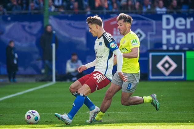 Miro Muheim (Hamburger SV, 28), Thijmen Goppel (SV Wehen Wiesbaden, 09) GER, Hamburger SV vs. SV Wehen Wiesbaden, Fussball, 2. Bundesliga, Spieltag 26, Saison 2023 2024, 17.03.2024 DFL REGULATIONS PROHIBIT ANY USE OF PHOTOGRAPHS AS IMAGE SEQUENCES AND OR QUASI-VIDEO GER, Hamburger SV vs. SV Wehen Wiesbaden, Fussball, 2. Bundesliga, Spieltag 26, Saison 2023 2024, 17.03.2024 Hamburg