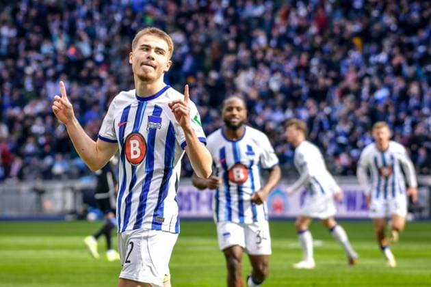 Fussball 2. Bundesliga, Hertha BSC - FC Schalke 04 17.03.2024, xdanx, Fussball 2. Bundesliga, Hertha BSC - FC Schalke 04, v.l. Marten Winkler (Hertha BSC 22),Jubel nach dem 3:2 (DFL DFB REGULATIONS PROHIBIT ANY USE OF PHOTOGRAPHS as IMAGE SEQUENCES and or QUASI-VIDEO) Foto: Daniel Lakomski Mix1 Berlin Olympiastadion Berlin Berlin Deutschland (DE)