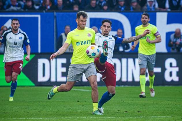 Thijmen Goppel (SV Wehen Wiesbaden, 09), Ludovit Reis (Hamburger SV, 14) GER, Hamburger SV vs. SV Wehen Wiesbaden, Fussball, 2. Bundesliga, Spieltag 26, Saison 2023 2024, 17.03.2024 DFL REGULATIONS PROHIBIT ANY USE OF PHOTOGRAPHS AS IMAGE SEQUENCES AND OR QUASI-VIDEO GER, Hamburger SV vs. SV Wehen Wiesbaden, Fussball, 2. Bundesliga, Spieltag 26, Saison 2023 2024, 17.03.2024 Hamburg