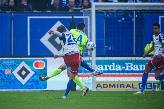 Tor zum 1:0 Miro Muheim (Hamburger SV, 28), Sascha Mockenhaupt (SV Wehen Wiesbaden, 04) faelscht Ball ab GER, Hamburger SV vs. SV Wehen Wiesbaden, Fussball, 2. Bundesliga, Spieltag 26, Saison 2023 2024, 17.03.2024 DFL REGULATIONS PROHIBIT ANY USE OF PHOTOGRAPHS AS IMAGE SEQUENCES AND OR QUASI-VIDEO GER, Hamburger SV vs. SV Wehen Wiesbaden, Fussball, 2. Bundesliga, Spieltag 26, Saison 2023 2024, 17.03.2024 Hamburg
