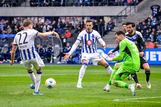 Fussball 2. Bundesliga, Hertha BSC - FC Schalke 04 17.03.2024, xdanx, Fussball 2. Bundesliga, Hertha BSC - FC Schalke 04, v.l.Marten Winkler (Hertha BSC 22),Marius Mueller (FC Schalke 04 32),Haris Tabakovic (Hertha BSC 25),Tor zum 3:2 (DFL DFB REGULATIONS PROHIBIT ANY USE OF PHOTOGRAPHS as IMAGE SEQUENCES and or QUASI-VIDEO) Foto: Daniel Lakomski Mix1 Berlin Olympiastadion Berlin Berlin Deutschland (DE)