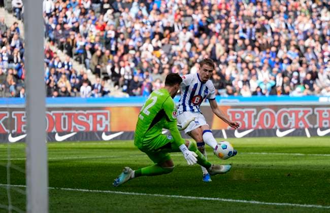 Germany, Berlin, 17.03.2024, Olympic Stadium, Hertha BSC vs FC Schalke 04 - 2. Bundesliga, Marten Winkler (Hertha Berlin) scores the teams third goal Berlin Olympic Stadium Berlin Germany