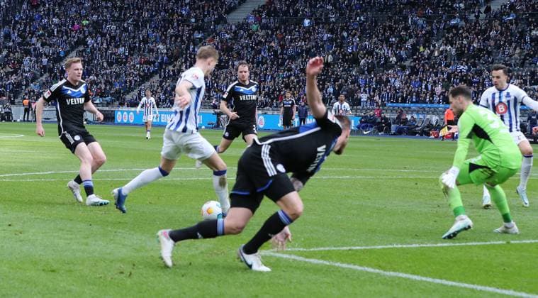 Marten Winkler erzielt das Tor zum 3:2 gegen Torwart Marius Müller Fußball Fussball DFL 2.Bundesliga Herren 26.Spieltag Saison 2023 2024 17.03.2024 Hertha BSC Berlin vs. FC Schalke 04 DFL regulations prohibit any use of photographs as image sequences and or quasi-video
